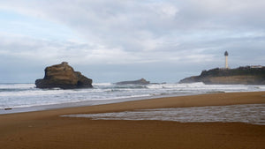 Pratiquer le surf durable et le tourisme solidaire à Biarritz avec TV5MONDE